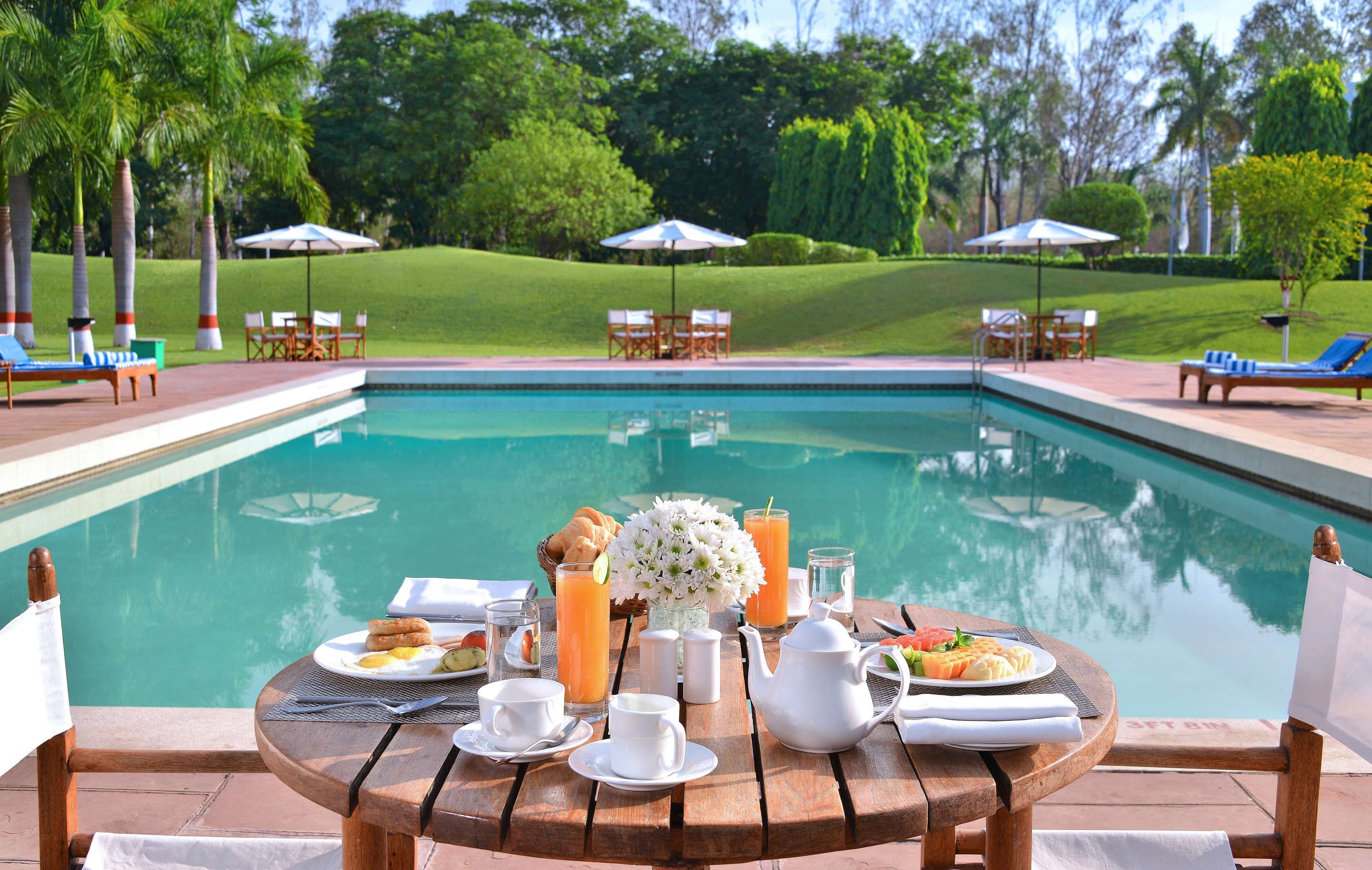 حوض السباحة