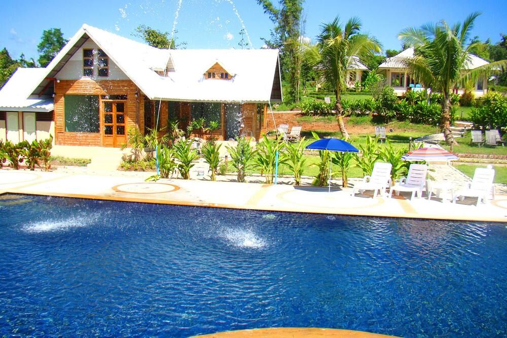 حوض السباحة