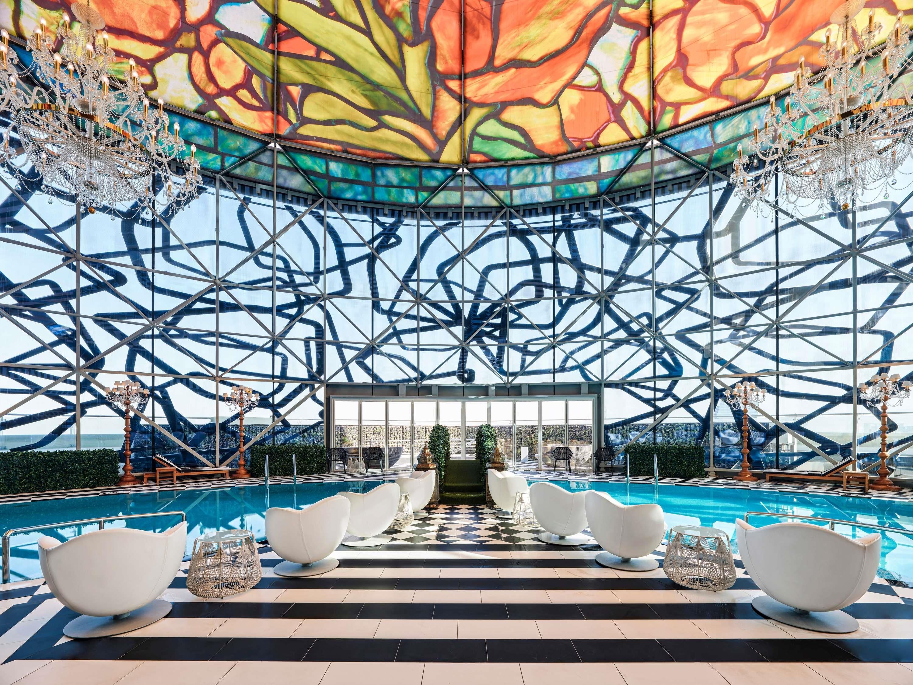 حوض السباحة