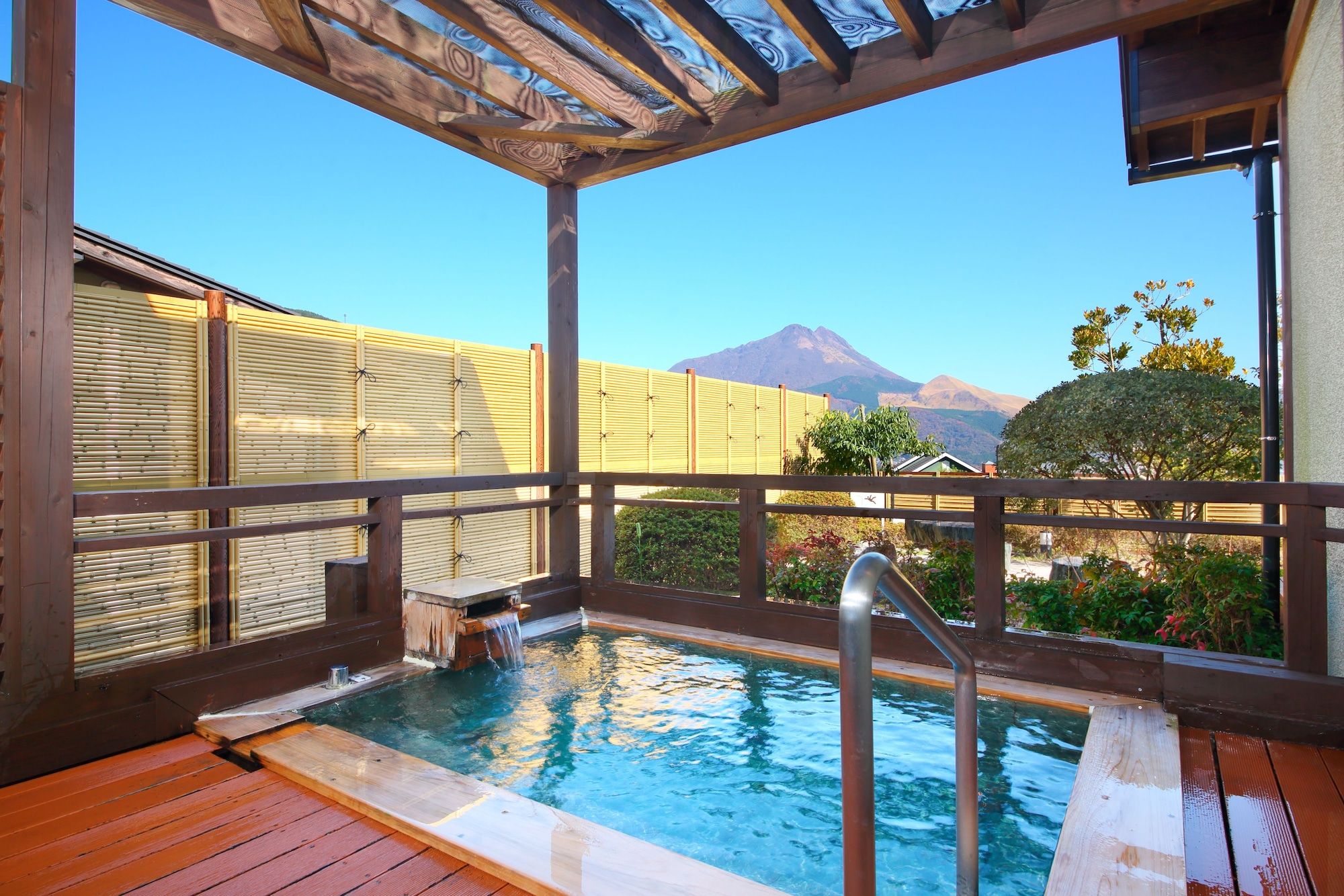 حوض السباحة