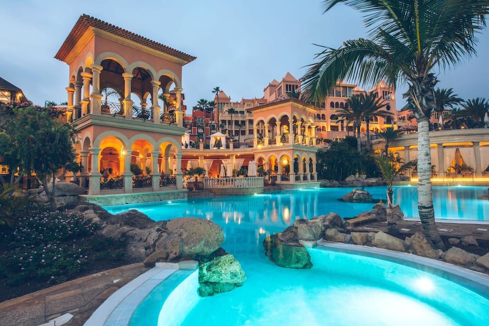 حوض السباحة