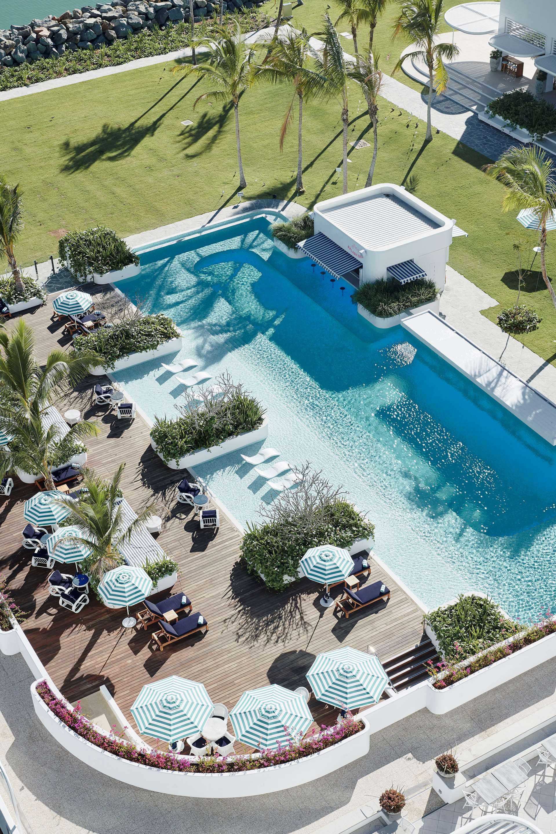 حوض السباحة