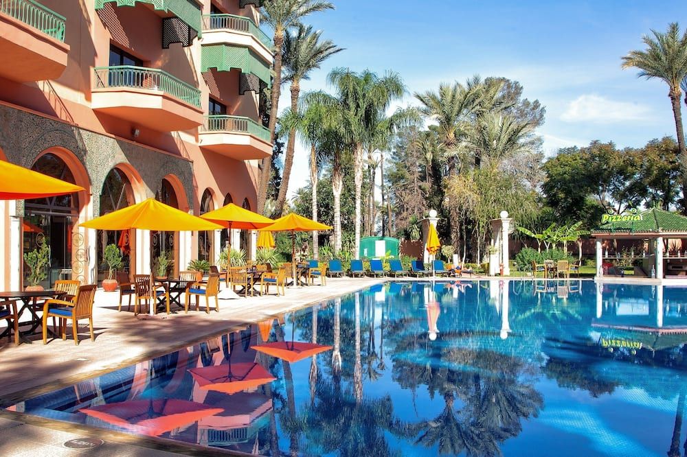 حوض السباحة