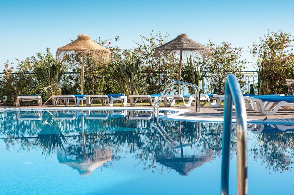 حوض السباحة