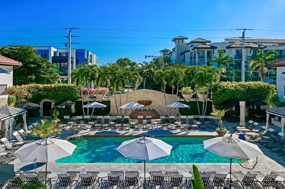 حوض السباحة