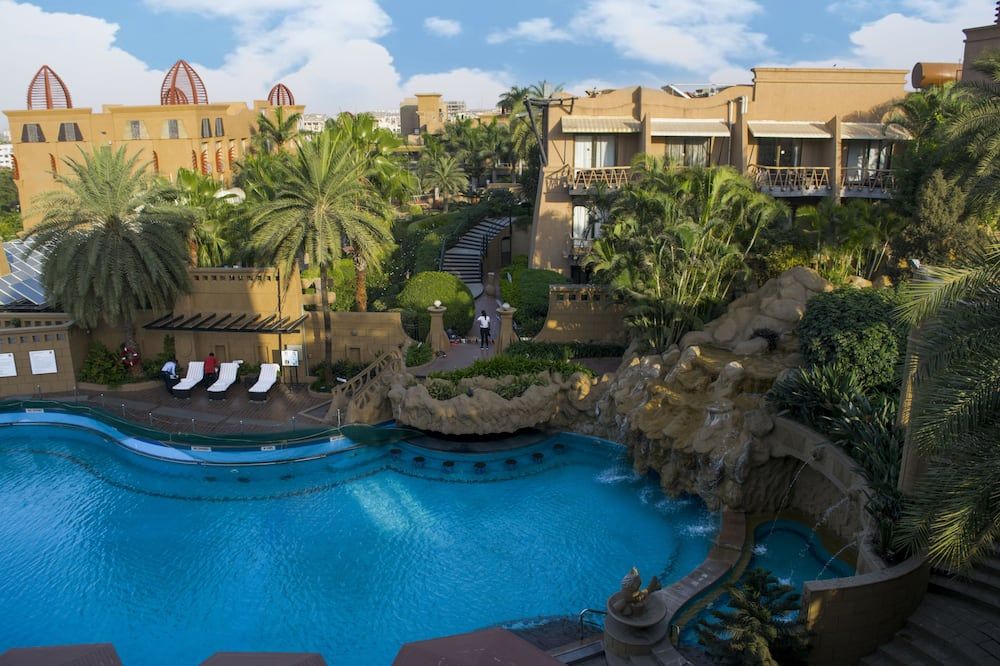 حوض السباحة