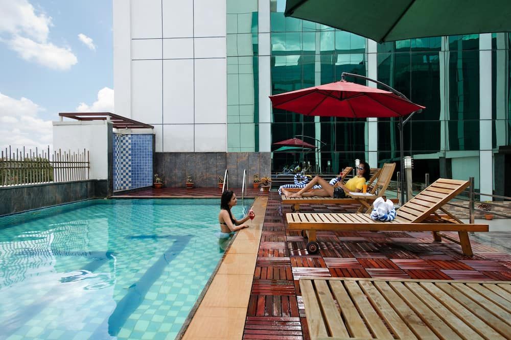 حوض السباحة