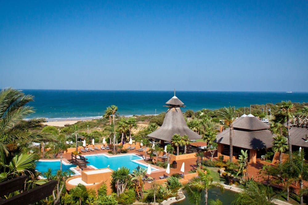 حوض السباحة