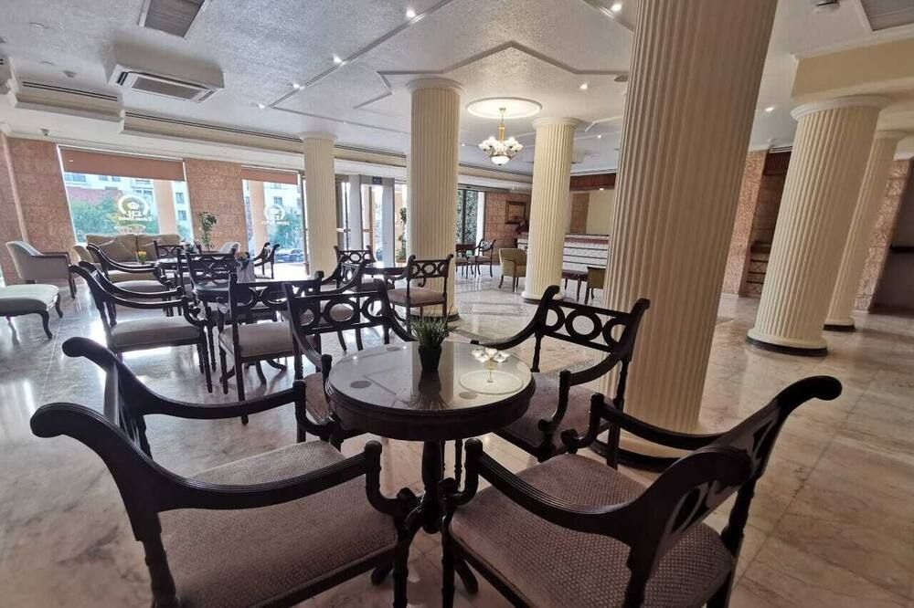 مطعم