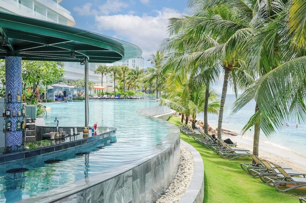 حوض السباحة