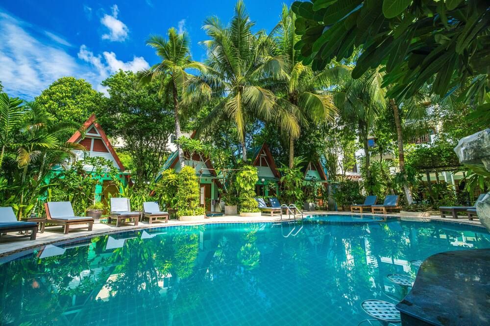 حوض السباحة