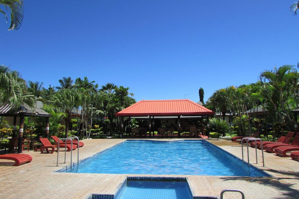 حوض السباحة