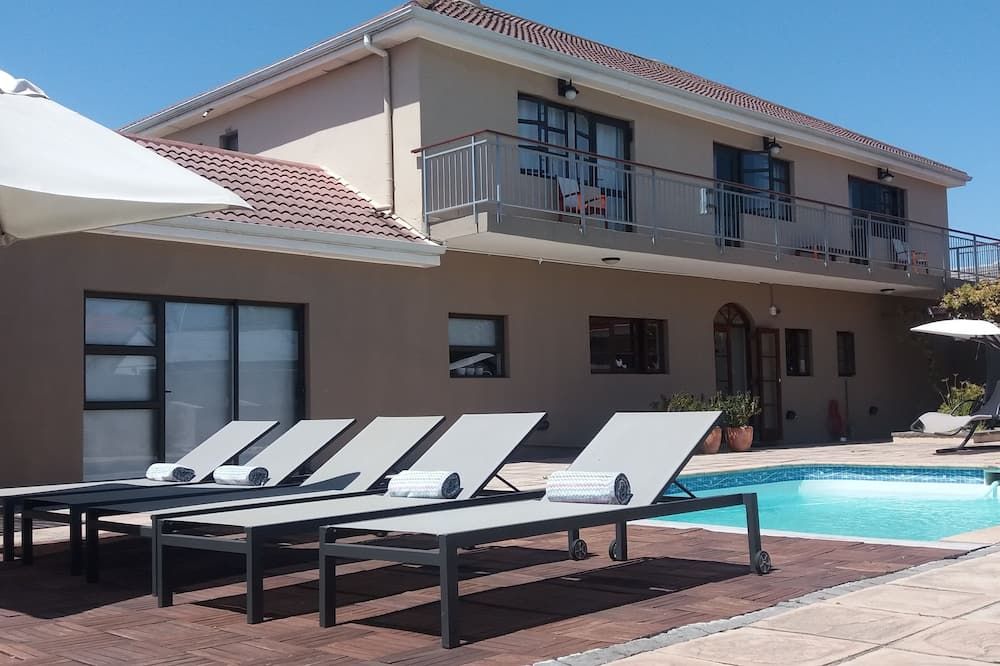 حوض السباحة