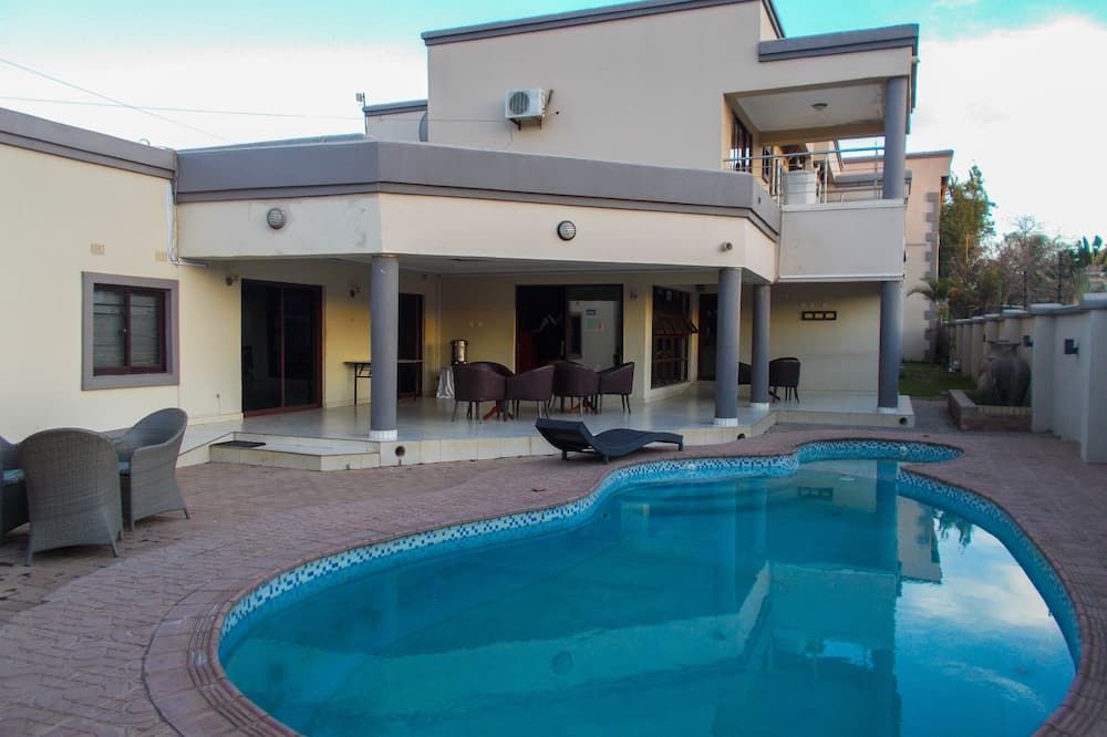 حوض السباحة