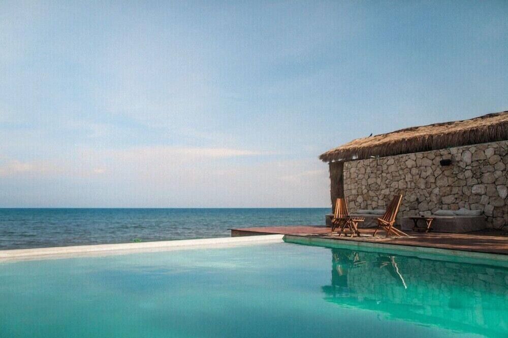 حوض السباحة