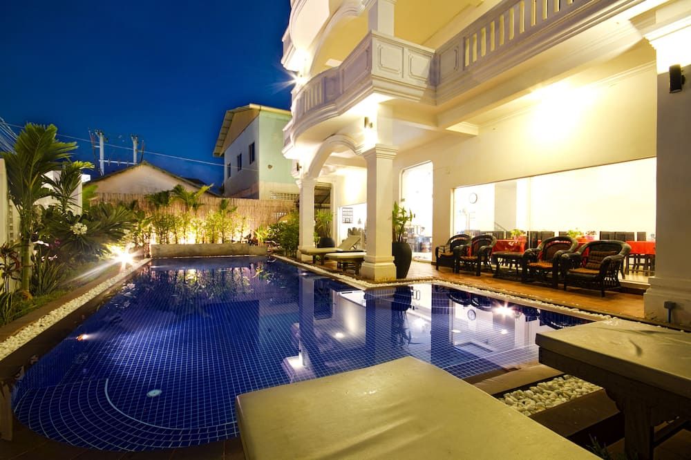 حوض السباحة