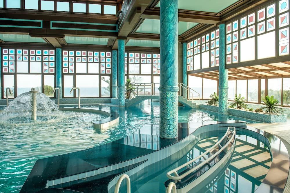 حوض السباحة