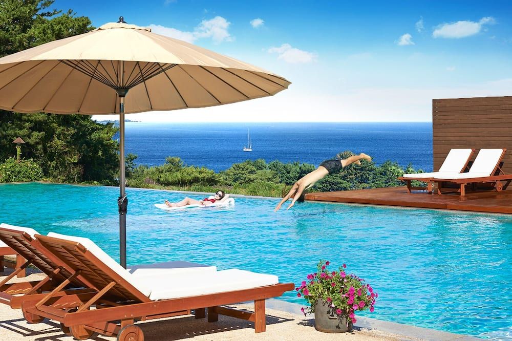 حوض السباحة