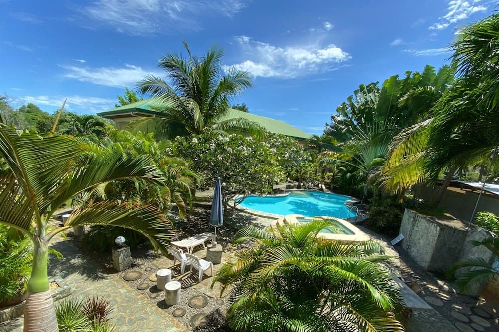 حوض السباحة