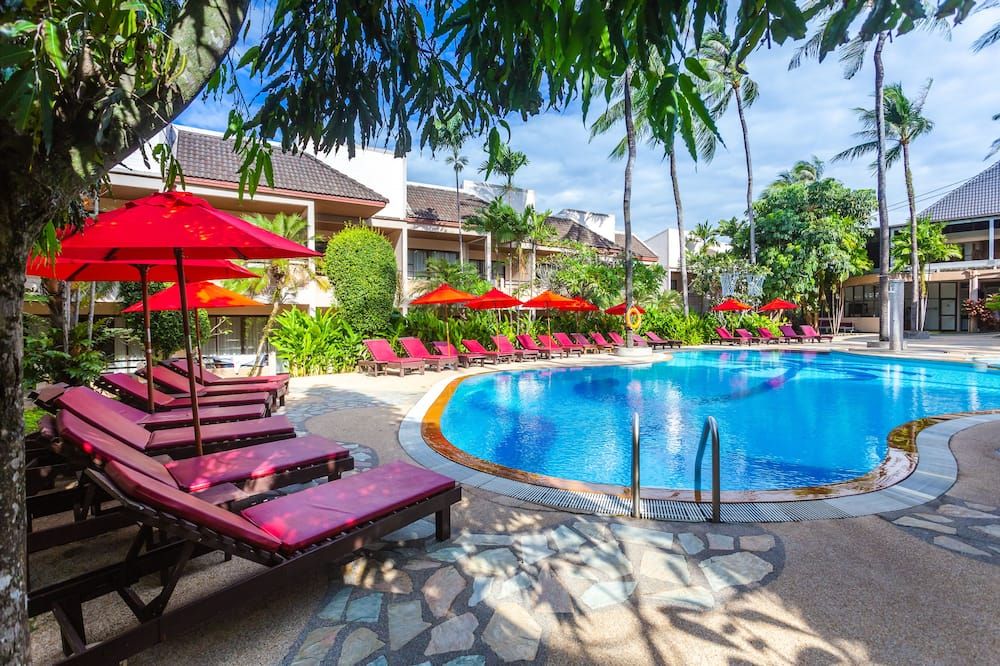 حوض السباحة