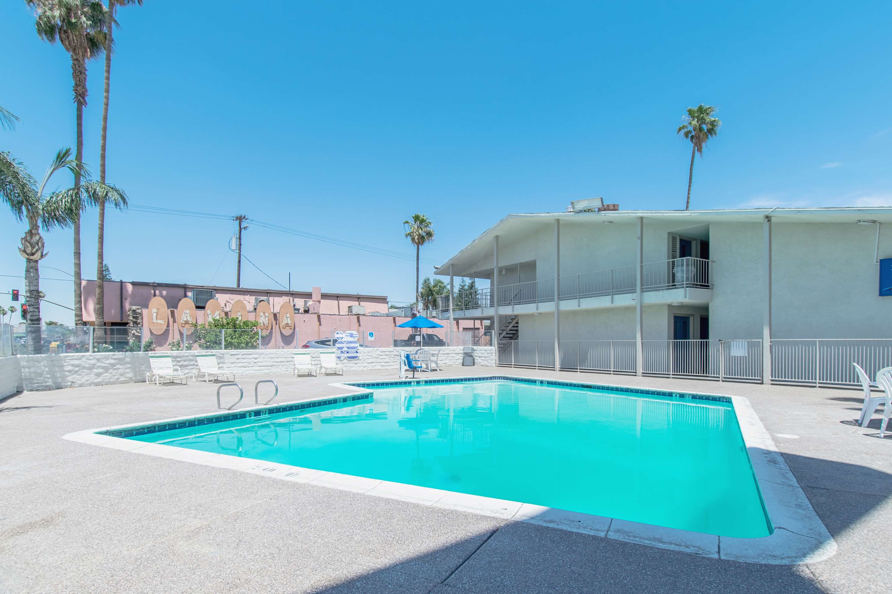 حوض السباحة