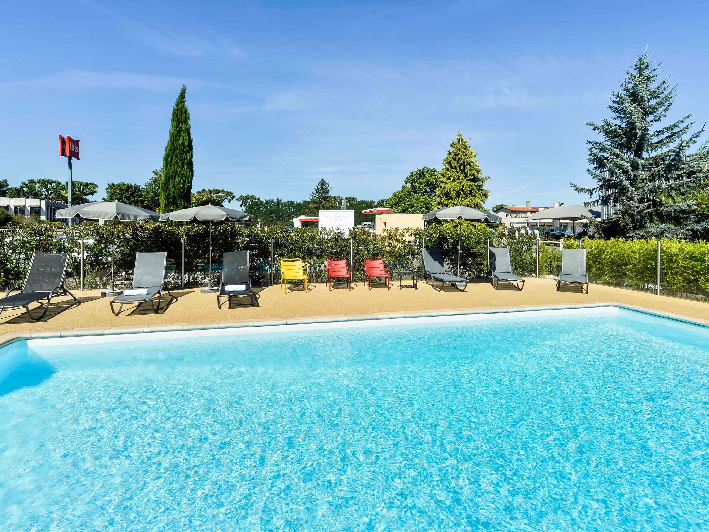 حوض السباحة