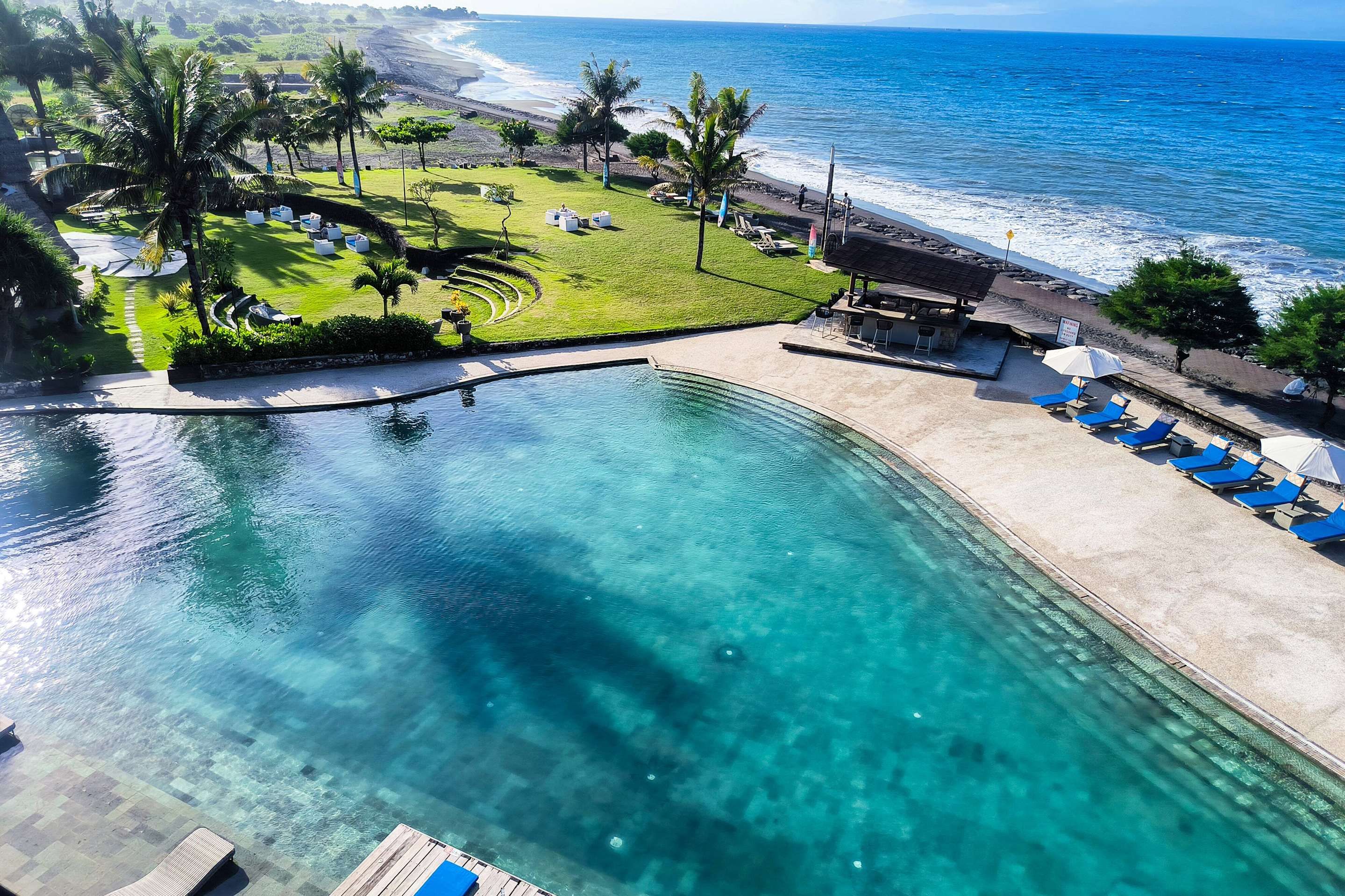 حوض السباحة