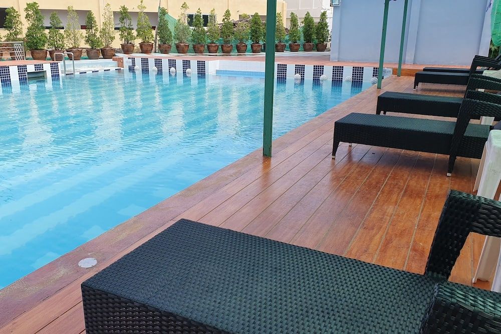 حوض السباحة