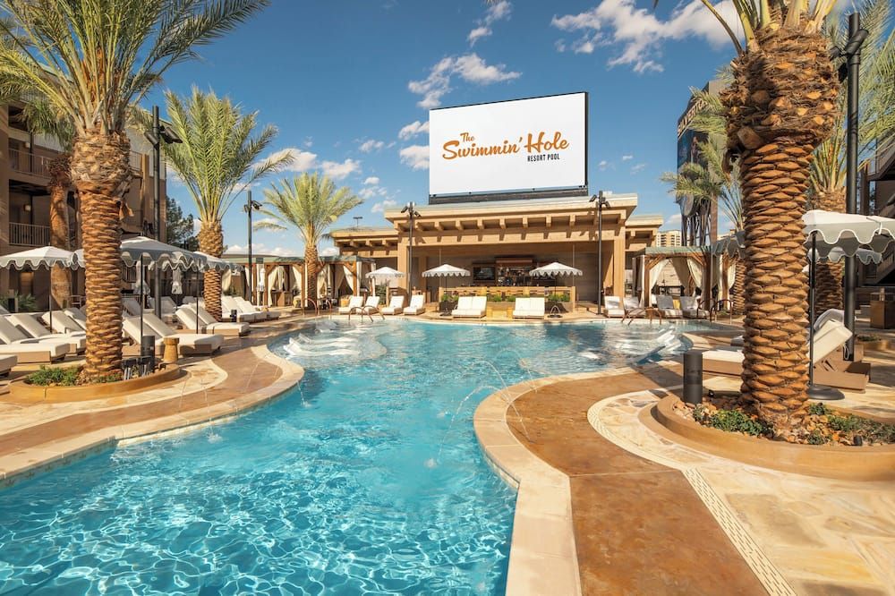 حوض السباحة