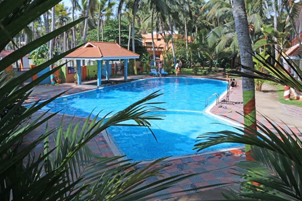 حوض السباحة