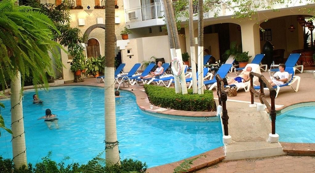 حوض السباحة