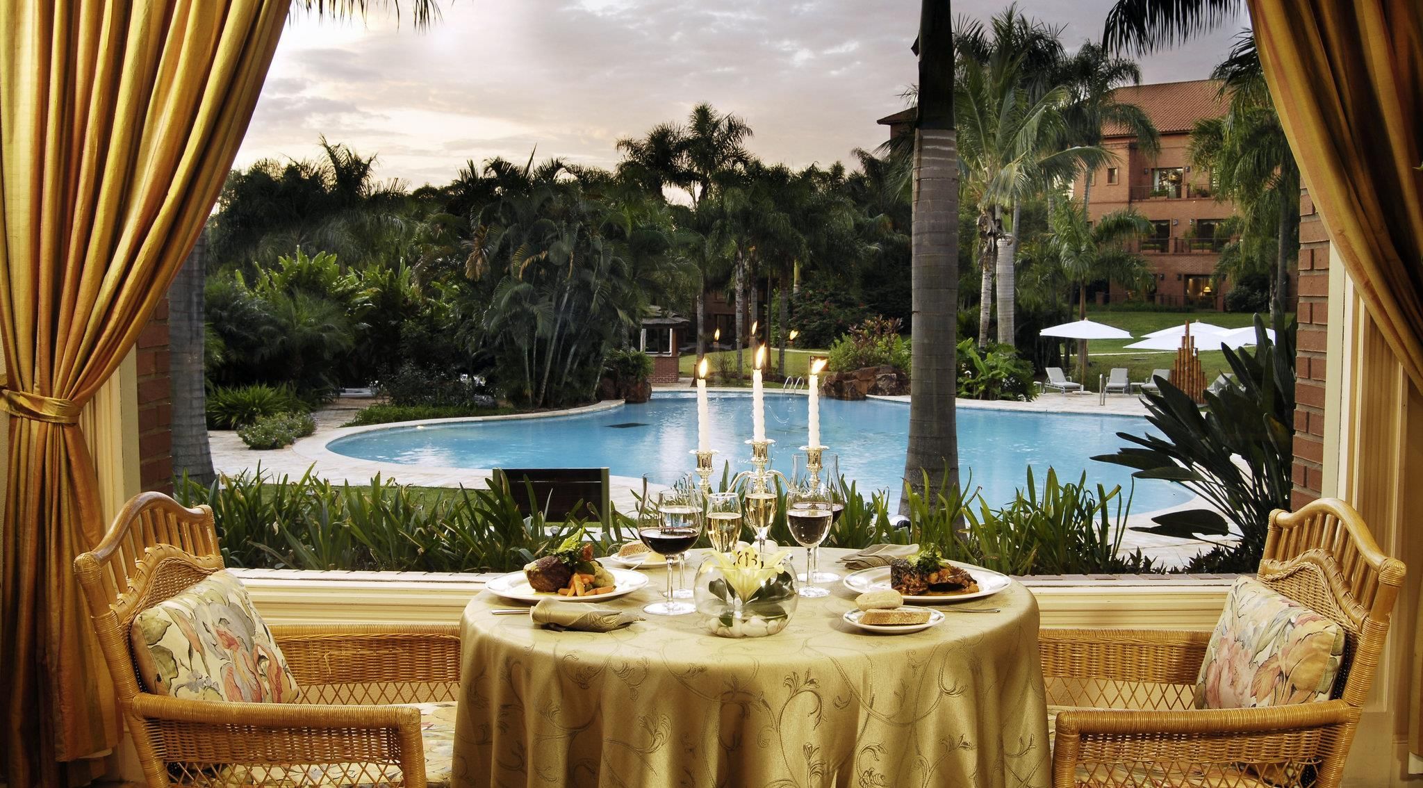 حوض السباحة