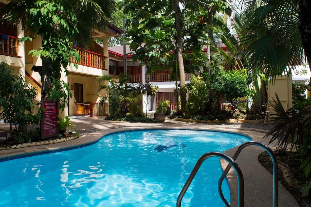 حوض السباحة