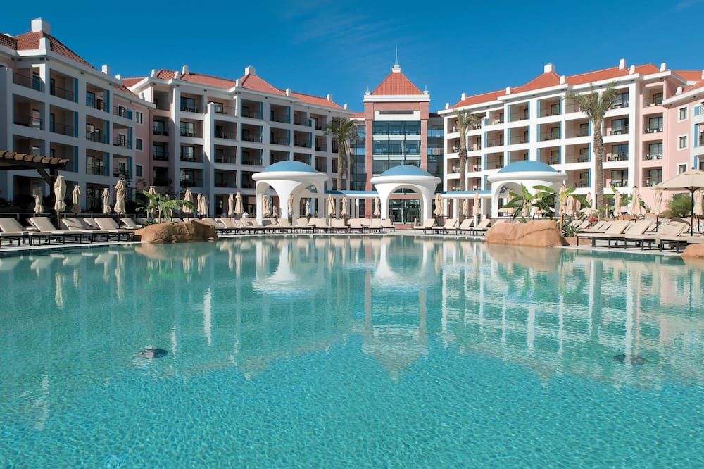 حوض السباحة