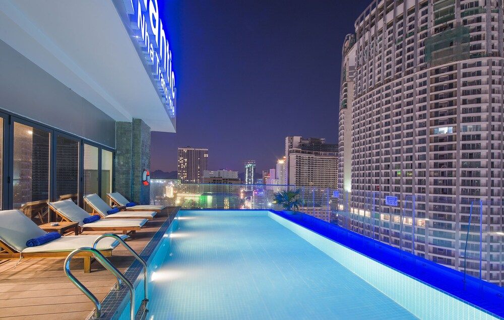 حوض السباحة