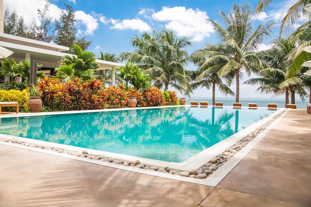 حوض السباحة