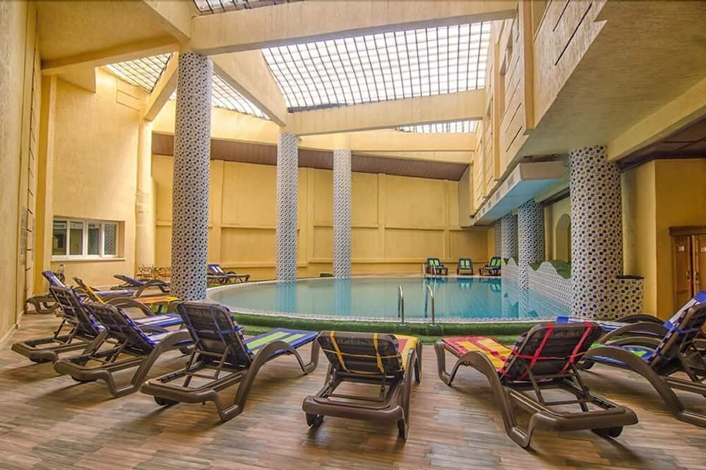 حوض السباحة