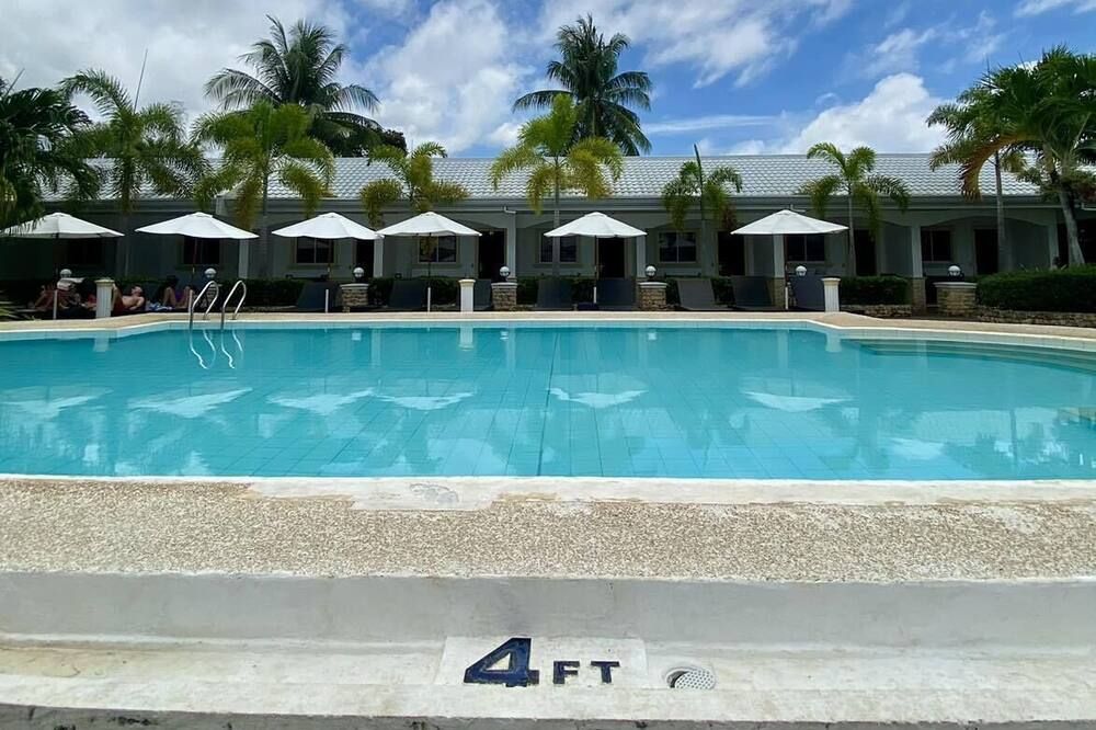 حوض السباحة