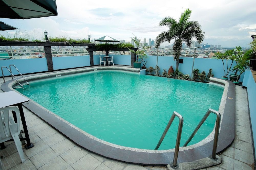 حوض السباحة