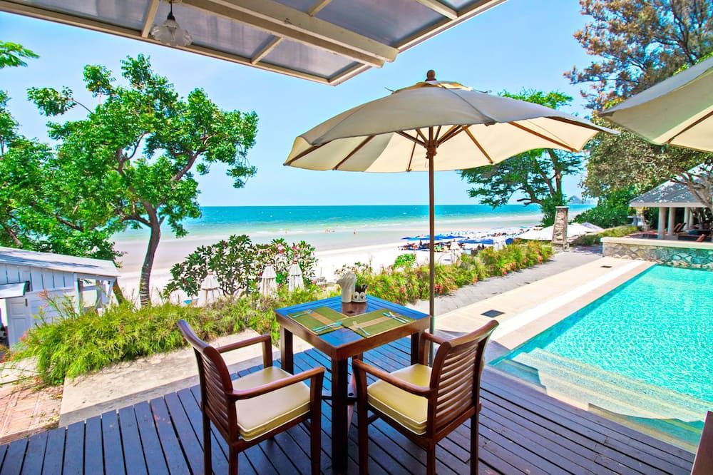 حوض السباحة