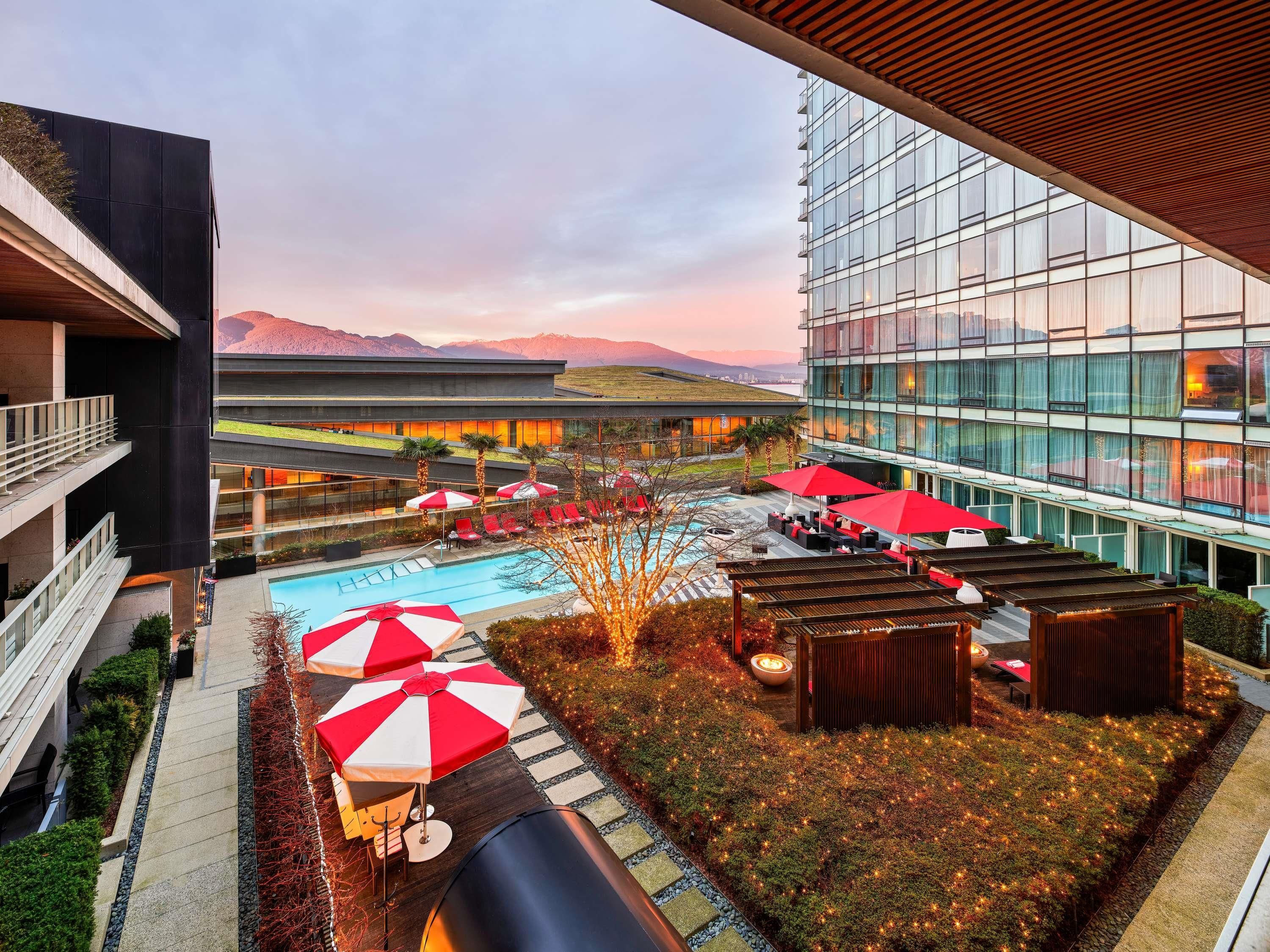 حوض السباحة