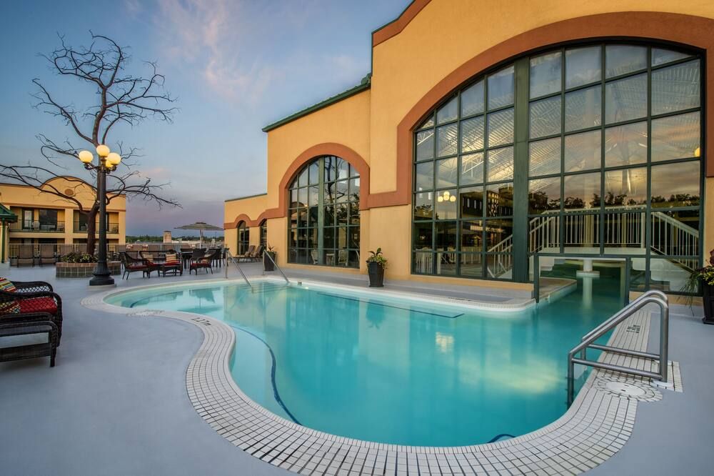 حوض السباحة