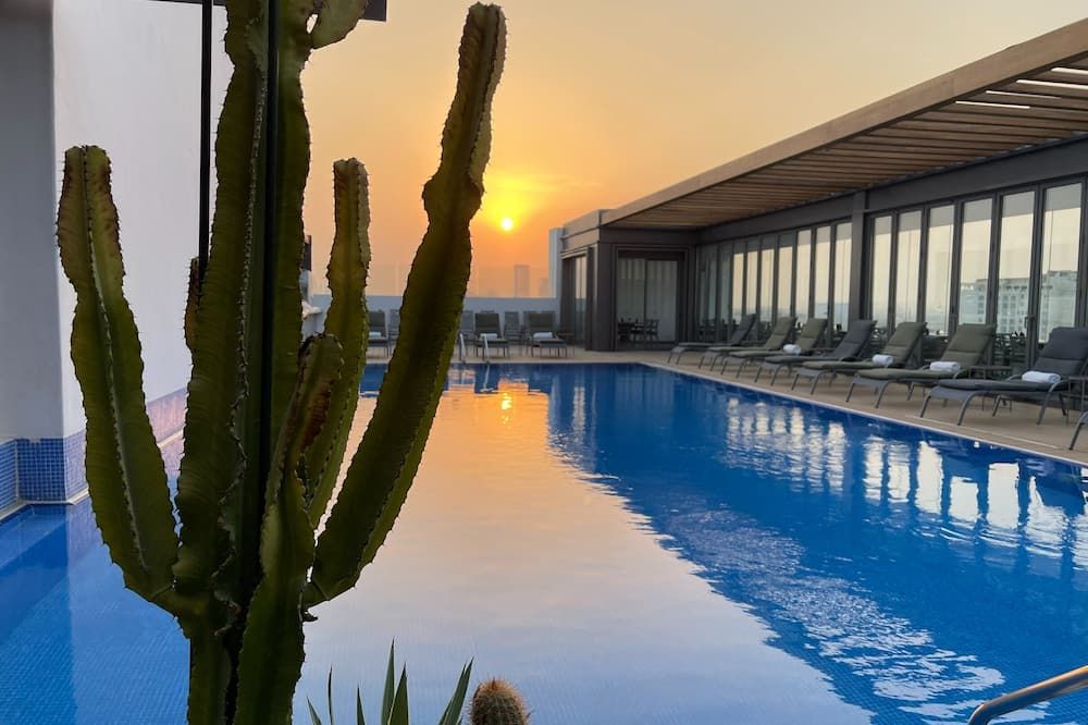 حوض السباحة