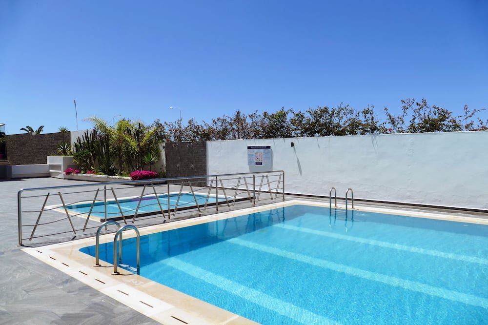 حوض السباحة