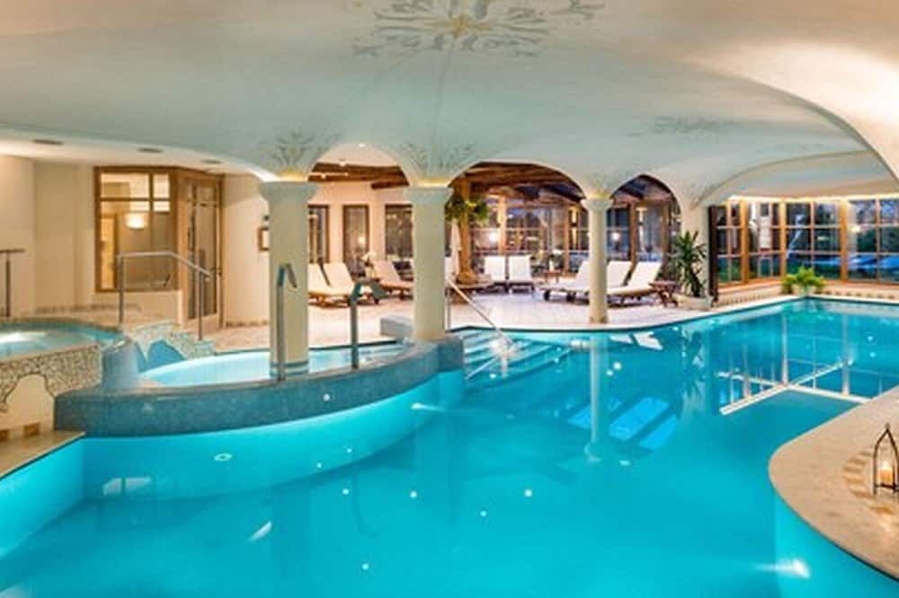 حوض السباحة