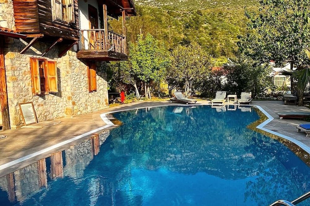 حوض السباحة