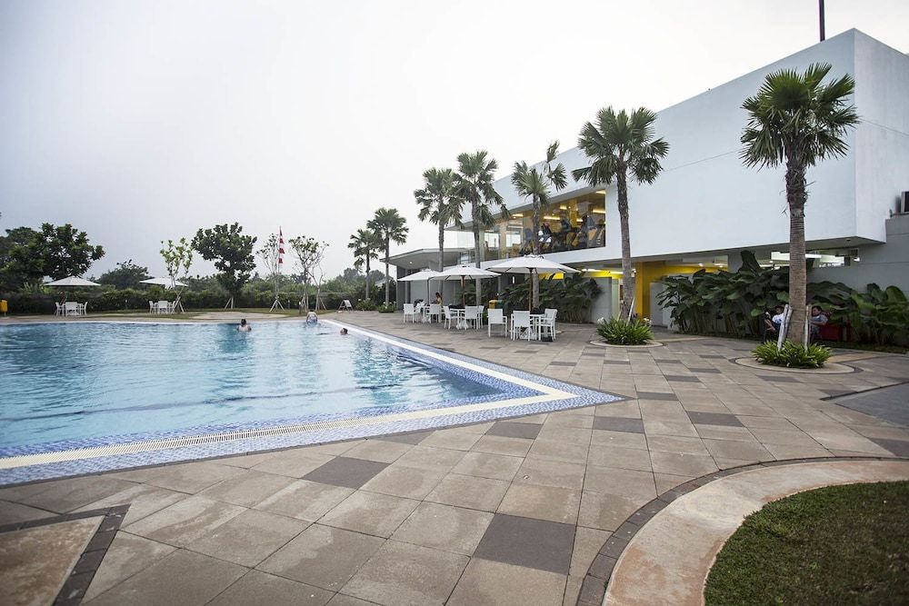 حوض السباحة