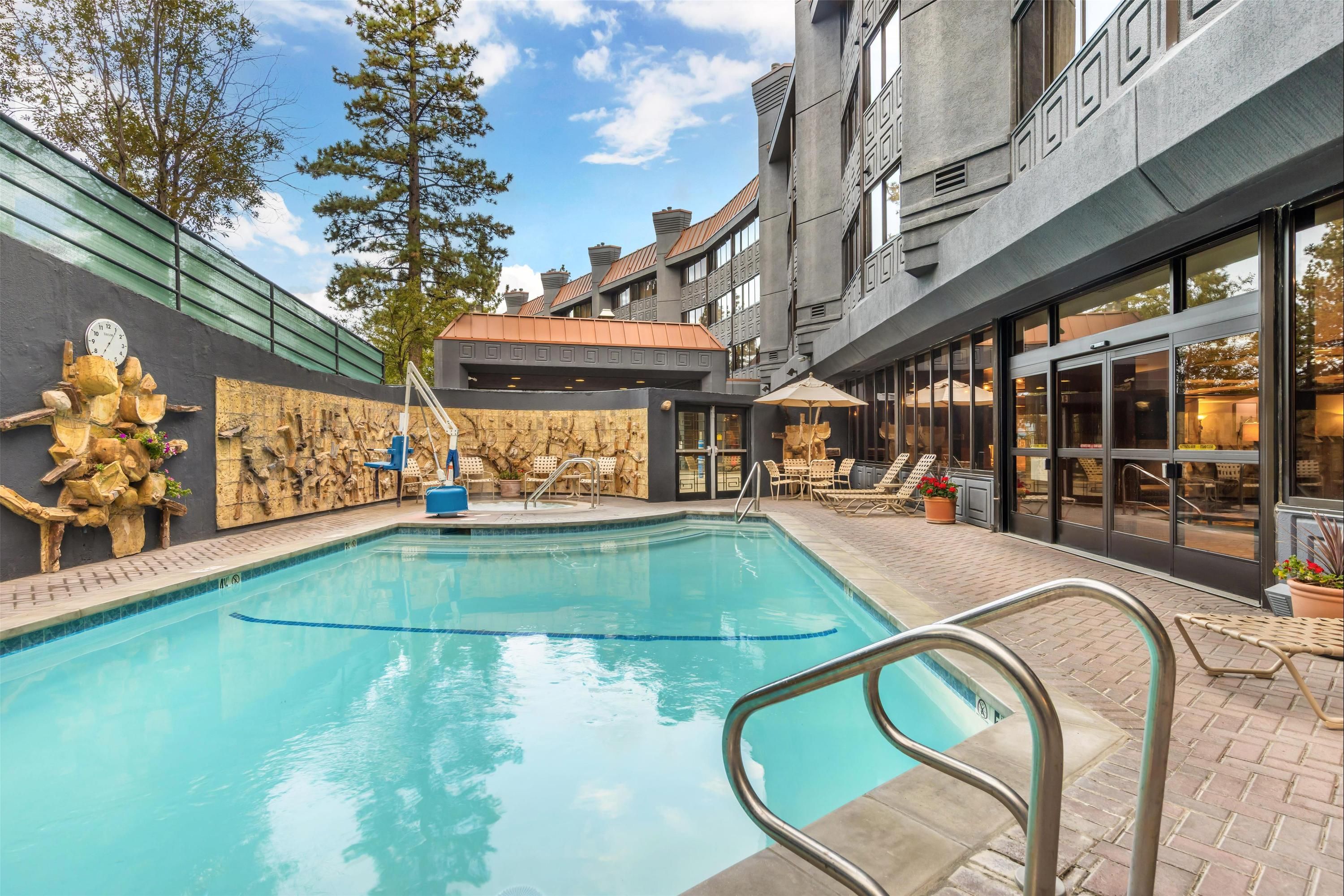 حوض السباحة