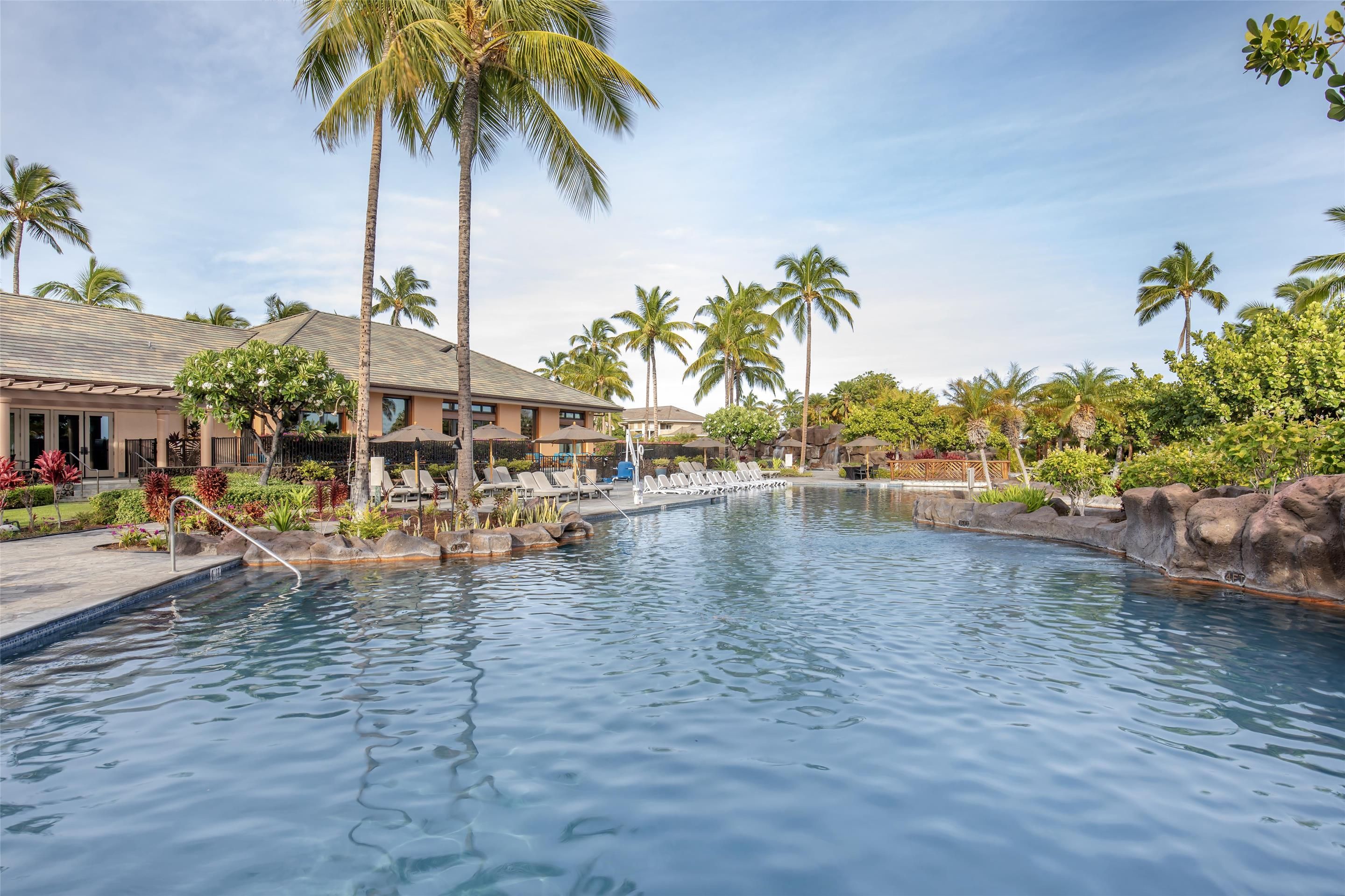 حوض السباحة