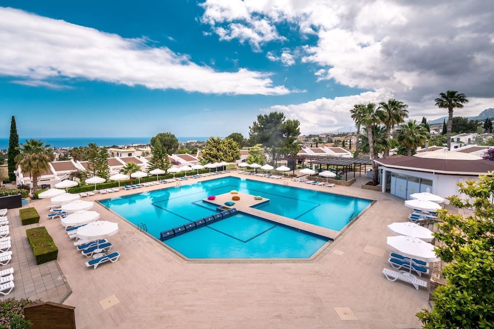 حوض السباحة